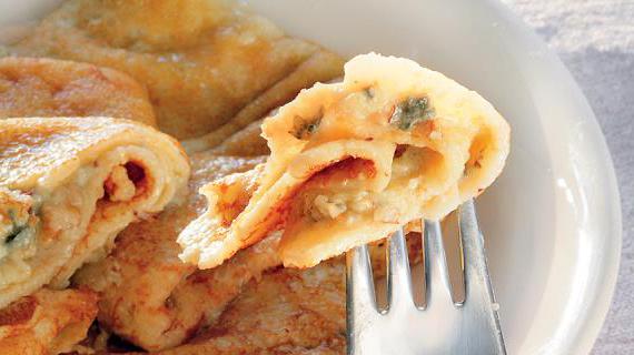 Швейцарские блинчики с голубым сыром, орехами и сливочной начинкой