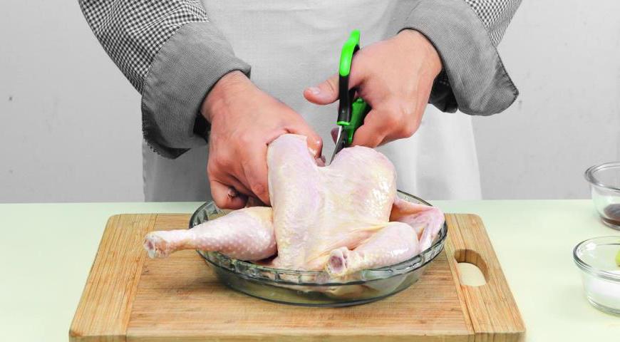 Начните с подготовки курицы: разрежьте ее на части и поместите в кастрюлю. Залейте горячей водой (примерно 3 литра), доведите до кипения и аккуратно удалите пену. Добавьте немного соли, раздавленные зубчики чеснока, нарезанный имбирь и целый зеленый лук. Варите на среднем огне около 45 минут.