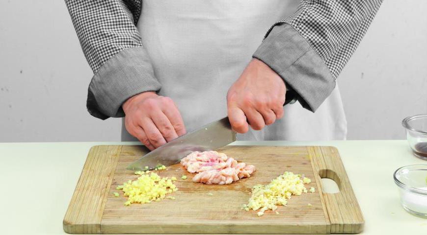 Измельчите чеснок и имбирь до состояния пюре. Нарежьте куриный жир на мелкие кубики и обжарьте их в глубокой кастрюле, чтобы получить хрустящие шкварки.