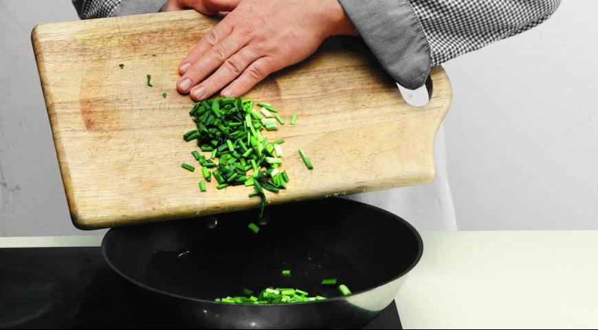 Для заправки нарежьте имбирь тонкой соломкой, а зеленый лук — кусочками длиной 1,2 см. Разогрейте масло в воке до легкого дымления, добавьте имбирь и через 15 секунд — зеленый лук. Снимите с огня через 30 секунд, добавьте устричный соус и хорошо перемешайте.