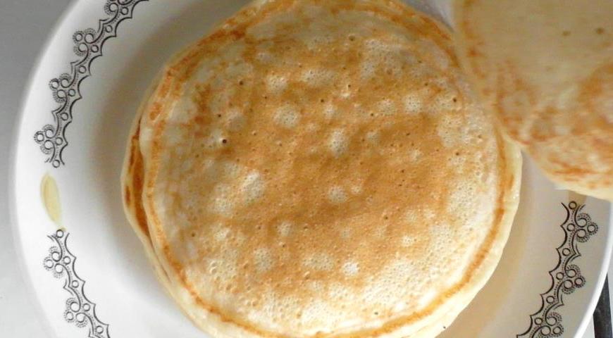 Готовый блин выложите на бумажное полотенце, чтобы убрать лишнее масло, затем переложите на подогретую тарелку для подачи.