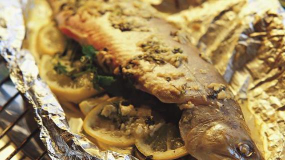 Скумбрия, фаршированная лимоном и ароматными травами
