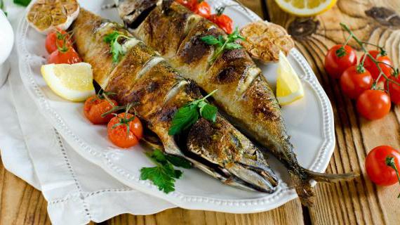 Скумбрия, запеченная с лимоном, чесноком и черри-помидорами — ароматное и сочное блюдо