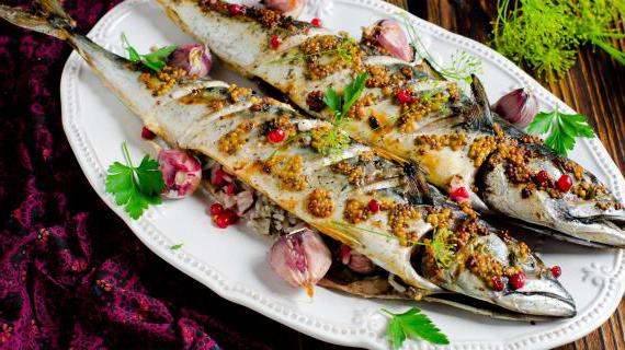 Скумбрия, заполненная ароматным рисом и ягодами смородины