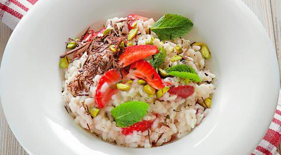 Сливочное ризотто с клубникой, свежей мятой, фисташками и шоколадом