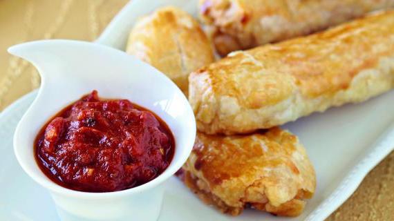 Слоеные рулетики с томатным соусом и сыром моцарелла