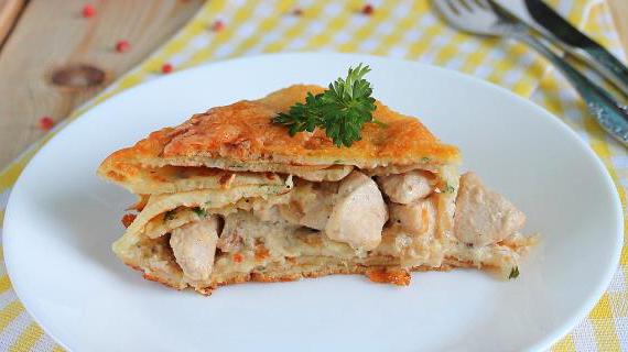 Слоеный блинный пирог с курицей и сырной корочкой