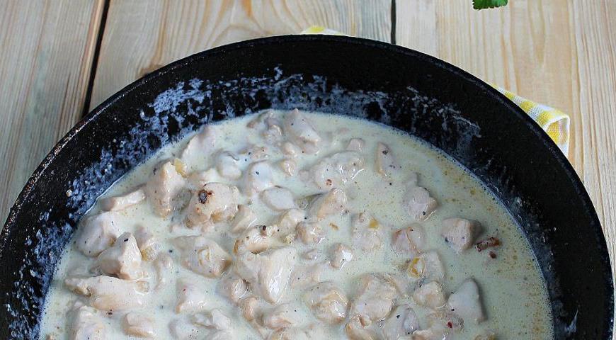Добавьте сметанно-яичную смесь к уже остывшей куриной начинке. Хорошо перемешайте.