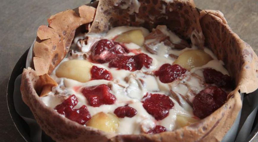 Покройте мешочки оставшимся муссом и украсьте сверху нарезанной клубникой и грушами. Это будет верхний слой начинки.