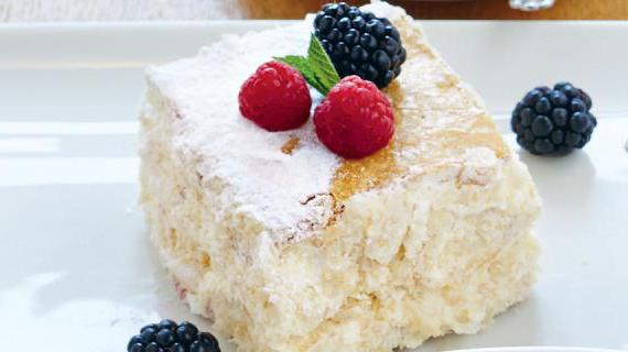 Слоеный мильфёй с ягодным кремом и свежими фруктами
