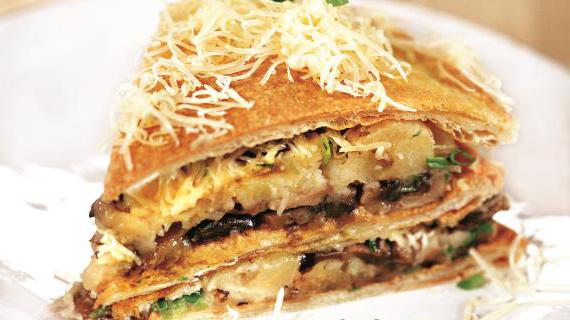 Слоеный пирог Наполеон с ароматным картофельным кремом и грибами
