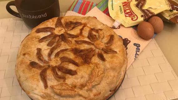 Слоеный пирог с колбасой, картофелем и адыгейским сыром