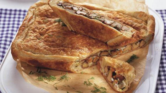 Осенний слоеный пирог с грибами и каштанами – вкусная и ароматная закуска для всей семьи