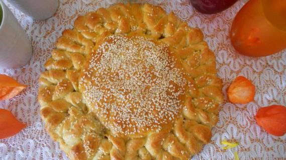 Слоеный пирог "Солнышко" с ароматным рисом и сочным мясом