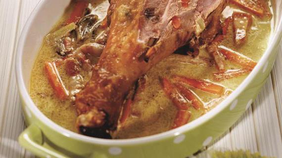 Сочная голень индейки, фаршированная овощами и свиным салом