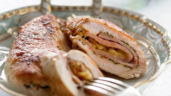 Сочная грудка цыпленка, фаршированная ветчиной и сыром