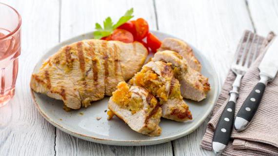 Сочная индейка с ароматной начинкой из кураги и орехов