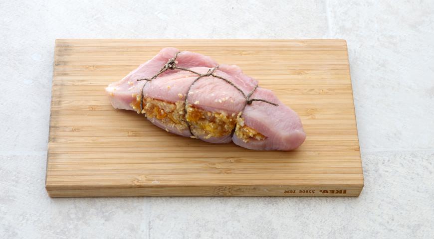 Края разреза плотно сомкнуть и перевязать мясо кулинарным шпагатом, чтобы начинка не вывалилась во время жарки.