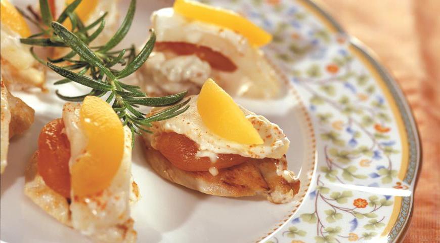 На прожаренную сторону мяса выложите подготовленную курагу, сверху добавьте яблочные дольки. Полейте майонезом, посыпьте молотой паприкой и слегка посолите. Закройте крышку гриллера и продолжайте готовить еще 10 минут на среднем огне, следя за тем, чтобы стрелка термоконтроллера находилась в центре зеленого сектора. Абрикосы достаньте из сиропа, промойте и нарежьте тонкими дольками. Используйте их для декорирования готового блюда.