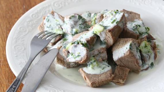 Нежная отварная говядина с ароматным кисломолочным соусом и травами