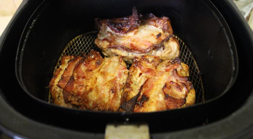 Разогрейте мультипечь до 185°C. Выложите мясо на решетку и запекайте 8 минут. Затем снизьте температуру до 160°C и продолжайте готовить еще 8–9 минут.