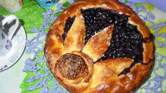 Сочная ватрушка с козьим творогом и свежей черникой