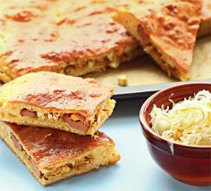 Сочная выпечка: пирог с квашеной и свежей капустой, а также копчеными сосисками