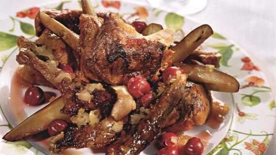 Вкуснейшая утка, запеченная с соусом из вишни и портвейна — идеальный десерт для праздничного стола