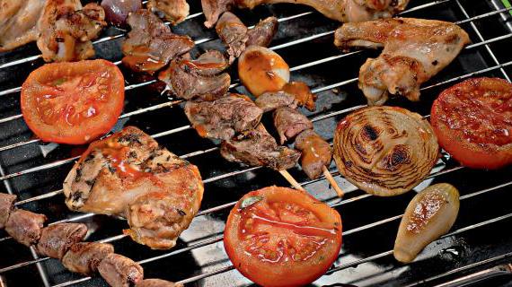 Сочное куриное ассорти с маринованным луком и свежими помидорами