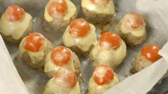 Сочные биточки из свинины с моцареллой и помидорами черри - вкусное и ароматное блюдо