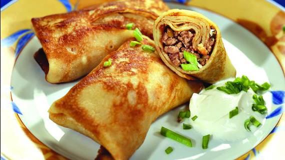 Сочные блинчики с мясной начинкой — вкусный и сытный завтрак