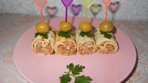 Сочные блинные рулетики с ароматной мясной начинкой — идея для праздника
