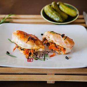 Вкусные и ароматные фаршированные куриные грудки в мультиварке