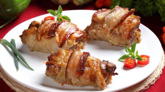 Сочные фаршированные куриные рулеты с шпинатом и козьим сыром под ароматным горчичным соусом
