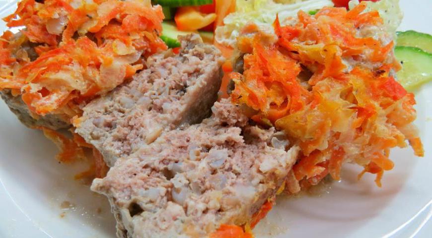 На сковороде обжарьте вторую луковицу, натёртые морковь и корень петрушки до мягкости. Добавьте две столовые ложки сметаны, влейте бульон, добавьте хмели-сунели, посолите по вкусу. Хорошо перемешайте и залейте этой подливой котлеты в форме. Отправьте форму в предварительно разогретую духовку до 180°C и запекайте 30 минут. Готовые гречаники подавайте горячими, полив соусом.