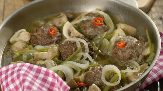 Инкрустированные котлеты с грибами, луком и овощами в соевом соусе