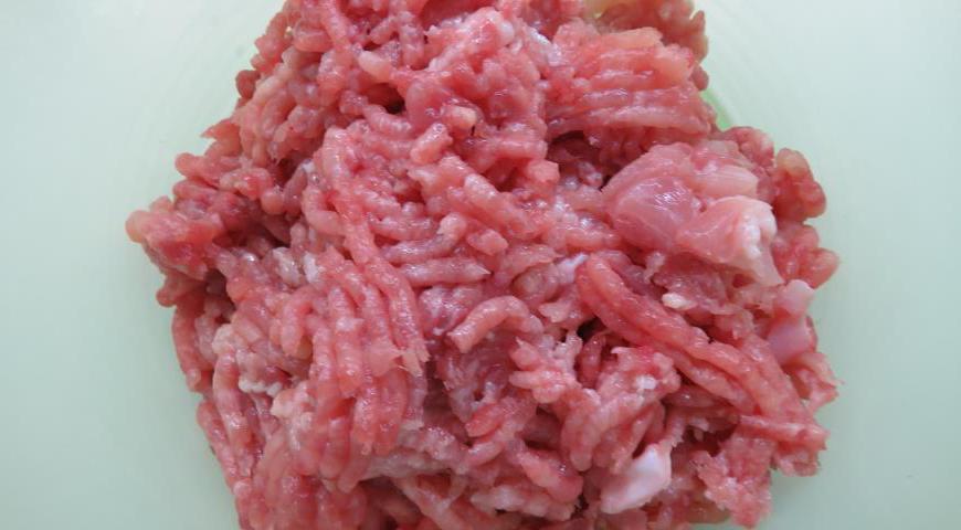Пропустите куриное филе через мясорубку, чтобы получить однородный фарш.