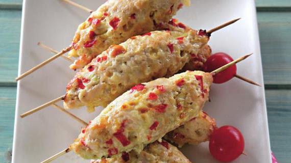Сочные куриные люля-кебабы с овощами и сыром гауда