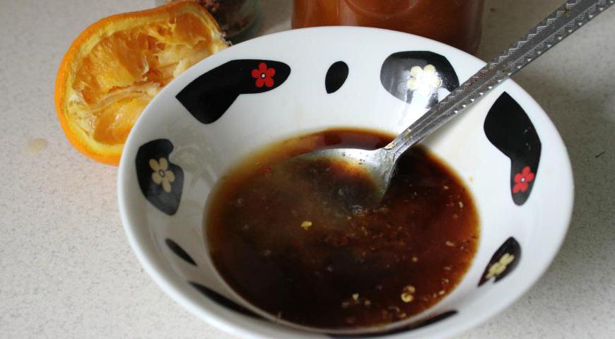 Пока мясо готовится, сделайте глазурь. Смешайте абрикосовое варенье, соевый соус, свежевыжатый апельсиновый сок и немного острого перца по вкусу.