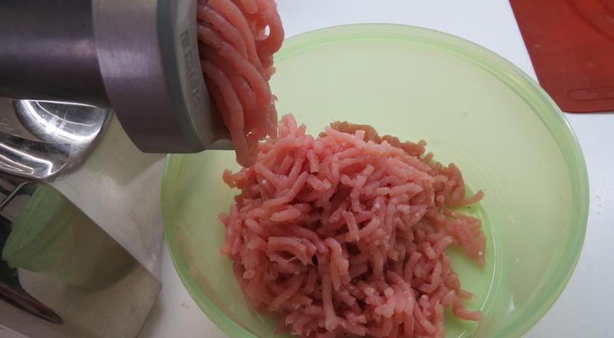 Куриное филе пропустите через мясорубку, чтобы получить свежий фарш. Булочку разрежьте на кусочки и залейте молоком на 10–15 минут до мягкости. После этого хорошо отожмите лишнюю жидкость и добавьте булочку к фаршу. Посолите, добавьте щепотку молотого перца и тщательно перемешайте до однородности.