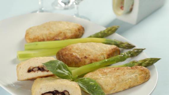 Инкрустированные куриные зразы с томатным соусом и фасолью: вкусный и сытный обед