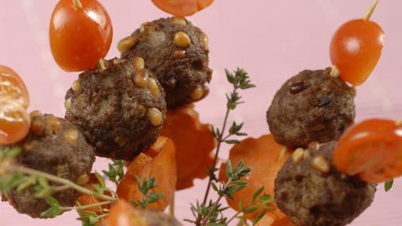 Ароматные мясные шарики с кедровыми орешками и свежими овощами на шпажках