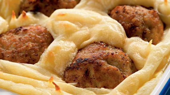 Сочные мясные шарики, запеченные с ароматным сырным соусом