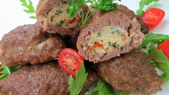 Сочные мясные зразы с ароматным омлетом внутри
