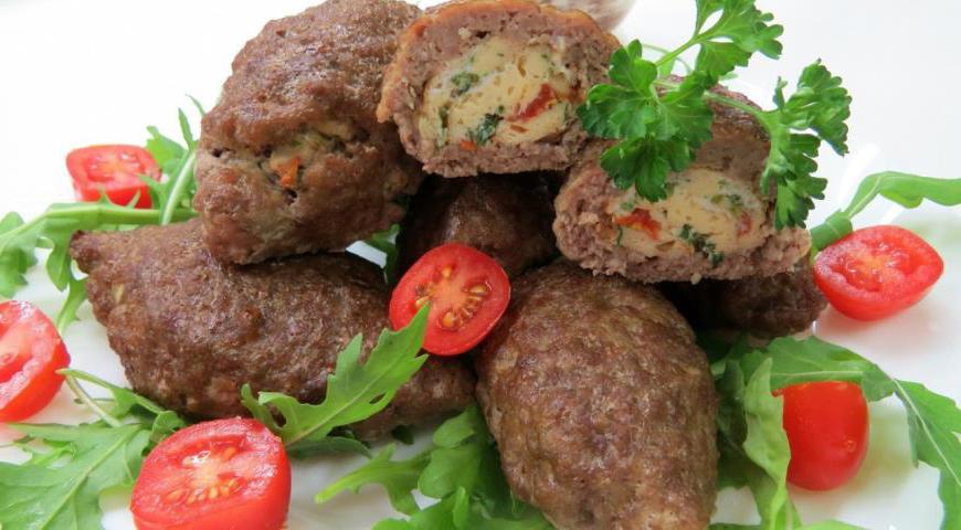 Выложите готовые зразы в форму для запекания, смазанную маслом. Отправьте в духовку, разогретую до 180 °C, и запекайте около 45 минут до золотистой корочки. Подавайте теплыми.