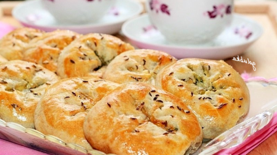 Сочные пирожки-булочки на кефире с оливками, зеленью и яйцом