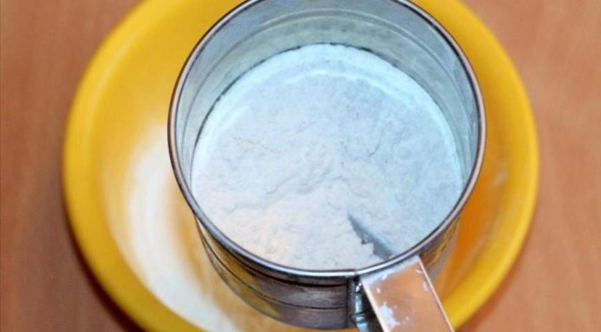 В глубокую миску просейте пшеничную муку, затем добавьте сахар, разрыхлитель и соль. Все хорошо перемешайте. При желании сделать тесто сладким — добавьте немного ванилина или ванильного сахара.