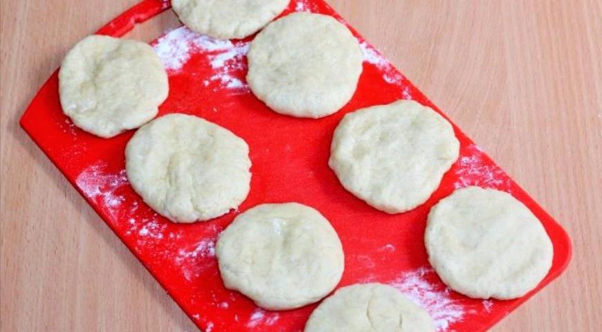 Разделите тесто на 9 равных частей. Каждую часть раскатайте в круглую лепешку толщиной около 5 мм.
