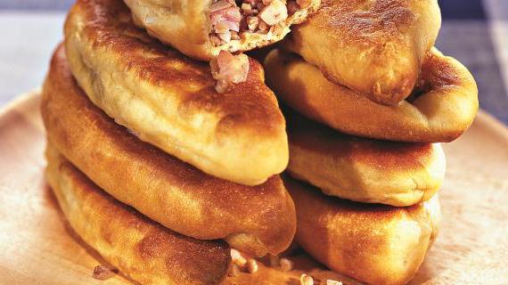 Сочные пирожки на пивном тесте с начинкой из гречки и копченой грудинки
