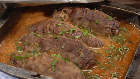 Интригующие рулетики из говядины с острым вкусом и нежным сыром
